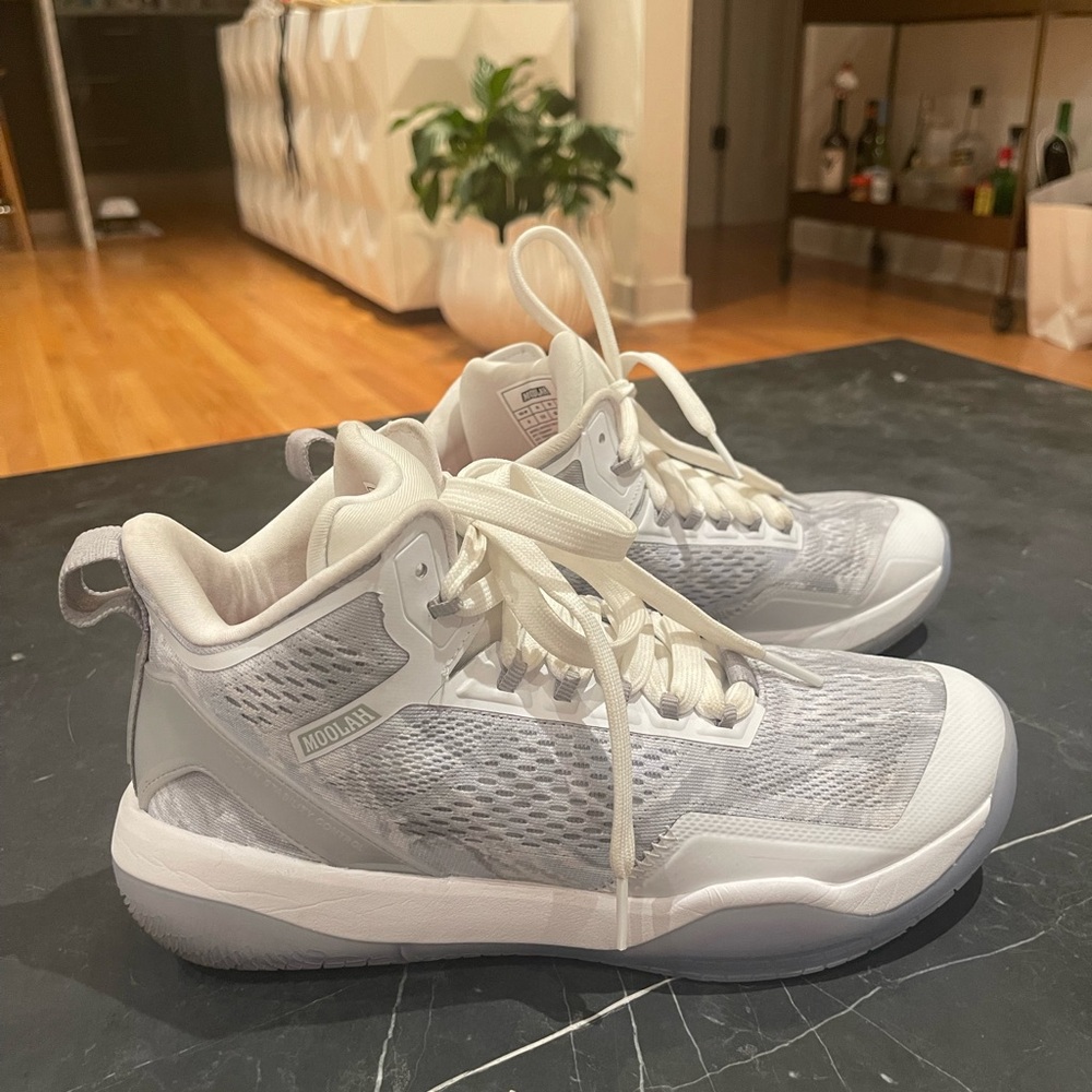 Moolah light gray and white women’s basketball Sneakers.Exellent condition